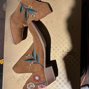 Booties embroidered floral